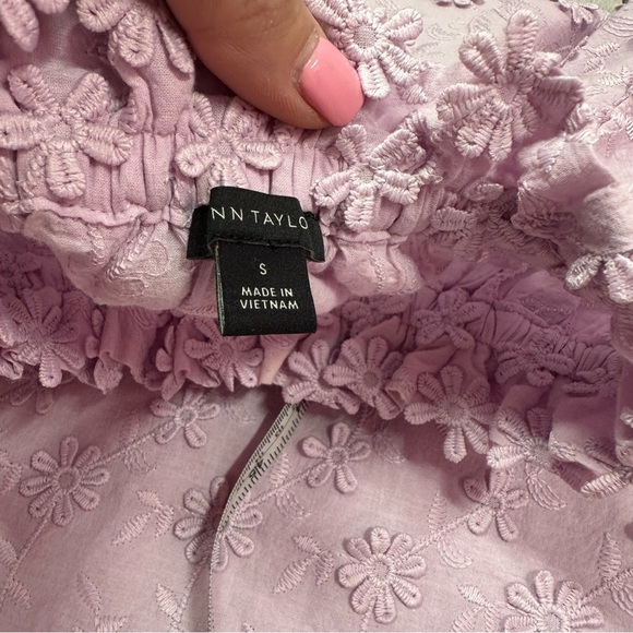 Ann Taylor lilac Blouse with Long Sleeves applique embroidered flowers sz small - Picture 6 of 9